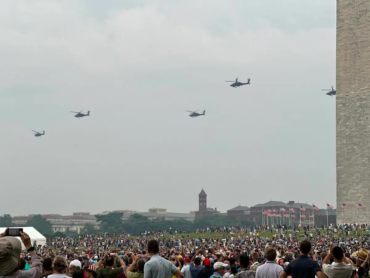 Los espectadores observan los helicópteros durante un desfile que conmemora el 250.º aniversario del Ejército en Washington el 14 de junio de 2025. (The Epoch Times)