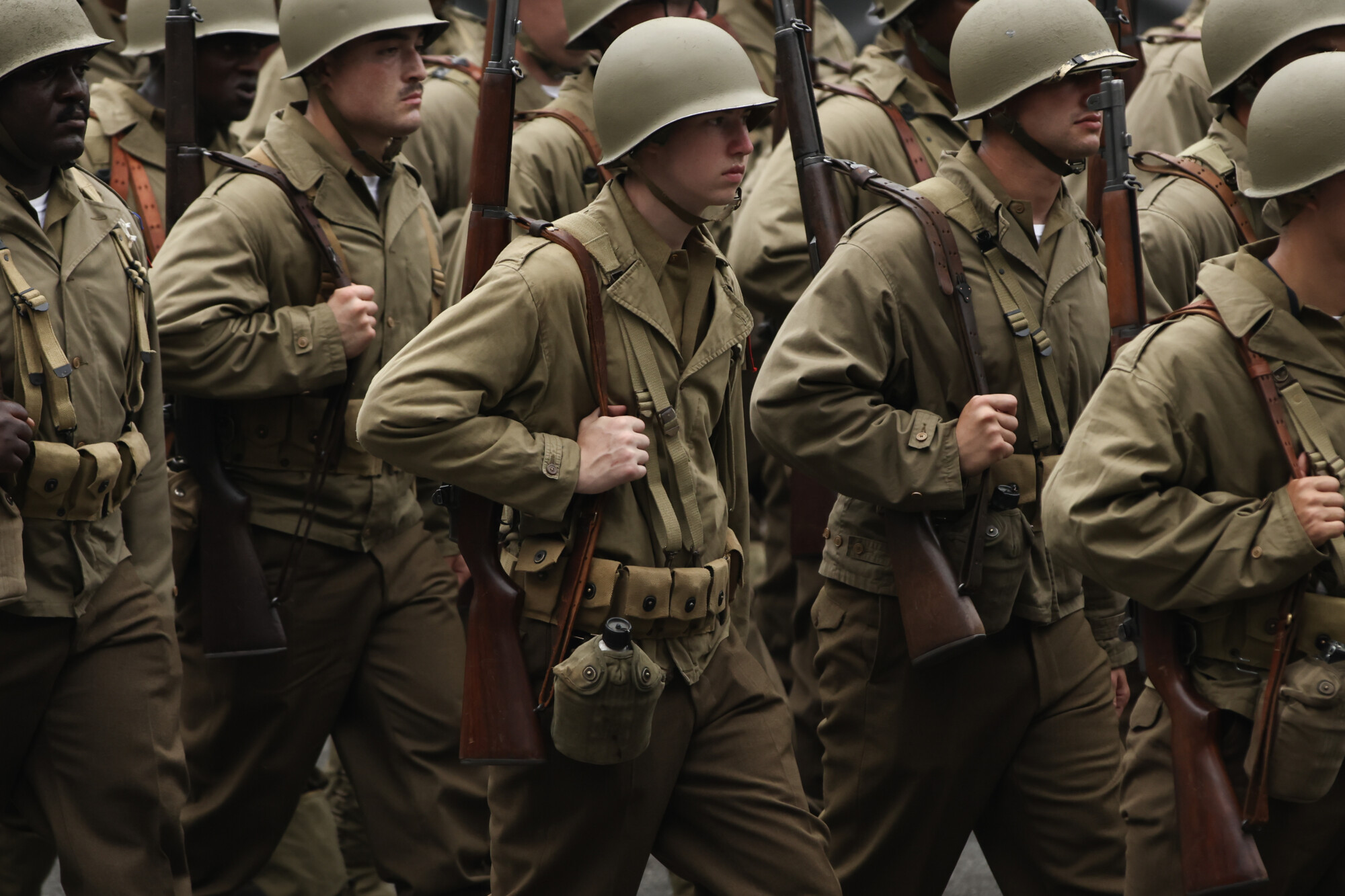 Soldados vestidos con uniformes de la Segunda Guerra Mundial desfilan en el desfile militar del 14 de junio de 2025 en Washington, D.C. El Ejército de los Estados Unidos celebra su 250.º aniversario con un desfile militar a lo largo de la Avenida de la Constitución, en el que participan aproximadamente 6600 soldados, 150 vehículos y más de 50 aeronaves. El desfile, que coincide con el 79.º cumpleaños del presidente Donald Trump, está diseñado para contar la historia del Ejército. (Foto de Samuel Corum/Getty Images)