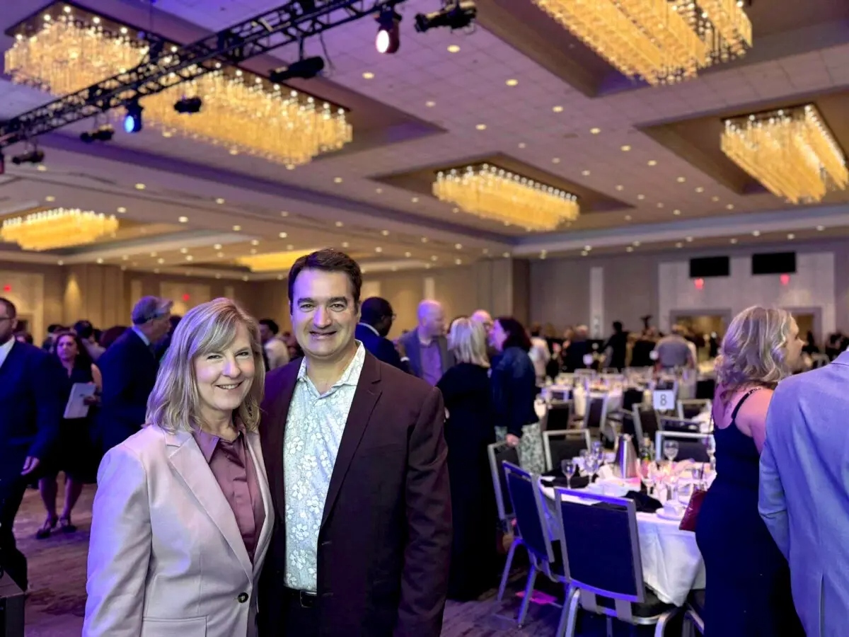 Melissa Hortman, expresidenta de la Asamblea, y su marido, Mark, posan para una fotografía en la cena anual Humphrey-Mondale en Minneapolis el 13 de junio de 2025. (Minnesota House DFL Caucus/Handout vía Reuters)