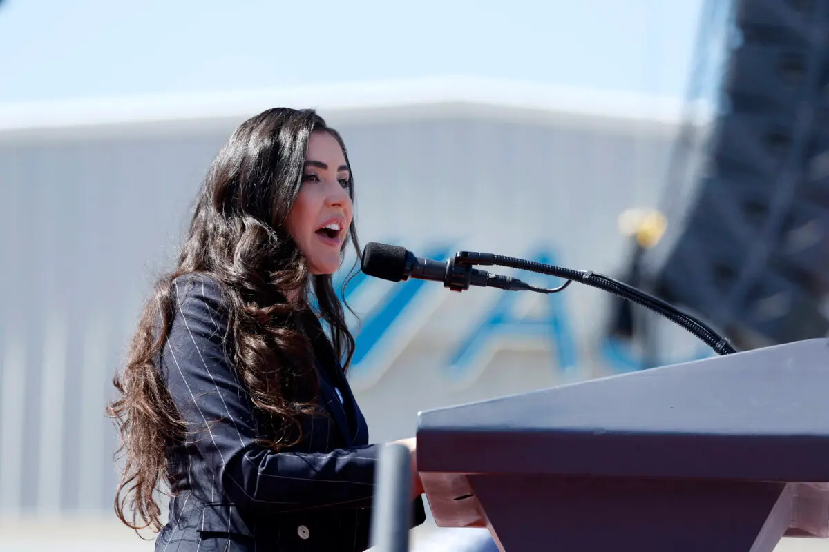 La representante Anna Paulina Luna (R-Fla.) pronuncia unas palabras durante un mitin en apoyo al expresidente Donald Trump en el Aero Center Wilmington, en Wilmington (Carolina del Norte), el 21 de septiembre de 2024. (Anna Moneymaker/Getty Images)