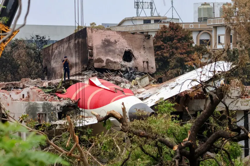 Una grúa retira los restos del avión Boeing 787-8 Dreamliner de Air India, que se estrelló durante el despegue de un aeropuerto en Ahmedabad, India, el 14 de junio de 2025. (Basit Zargar/Middle East Images/AFP a través de Getty Images).