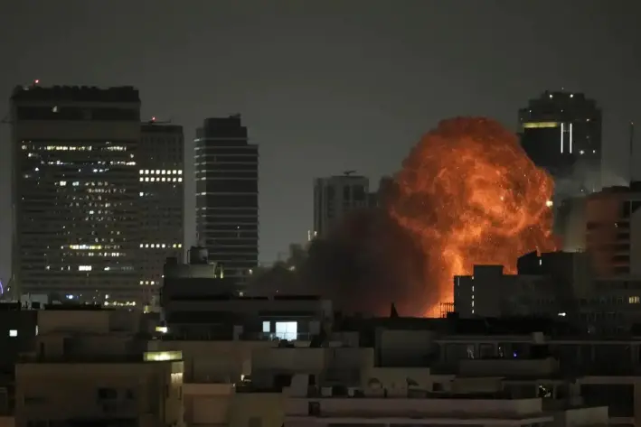 Una explosión durante un ataque con misiles en Tel Aviv, Israel, el 15 de junio de 2025. (Leo Correa/AP)