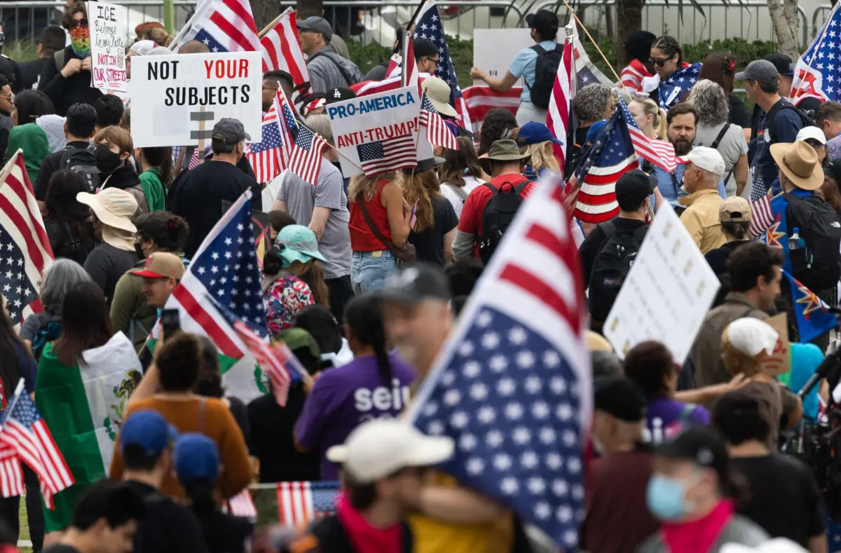 Manifestantes en Los Ángeles el 14 de junio de 2025. (John Fredricks/The Epoch Times)
