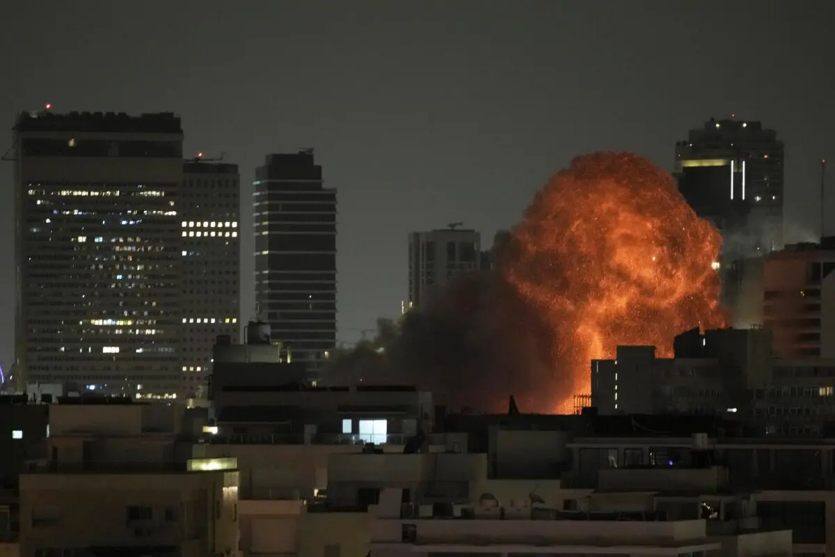 Se observa una explosión durante un ataque con misiles en Tel Aviv, Israel, el 15 de junio de 2025. (Leo Correa/AP)