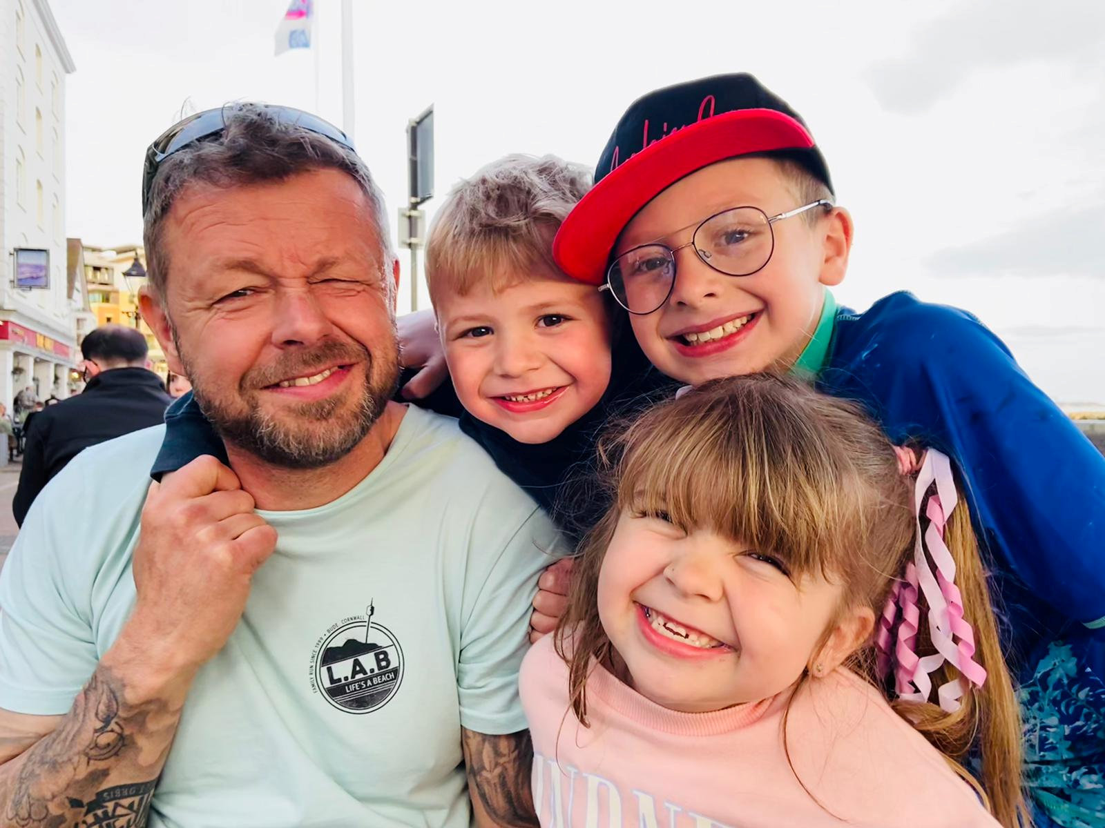 Evie-Mae Geurts con su padre, Martyn Geurts y sus hermanos, Archie y George. (SWNS)