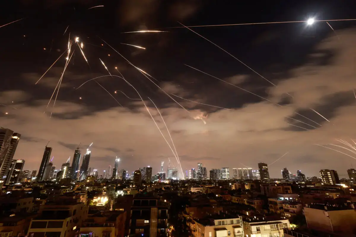 Los sistemas de defensa aérea israelíes se activan para interceptar misiles iraníes sobre Tel Aviv, Israel, el 16 de junio de 2025. (Menahem Kahana/AFP a través de Getty Images)