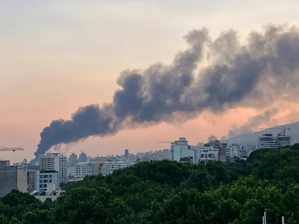 Humo sale del edificio de la televisión estatal iraní tras un ataque israelí en Teherán, Irán, el 16 de junio de 2025. (Foto AP)