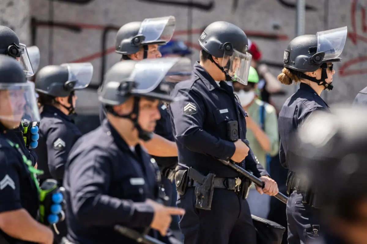 Oficiales de policía bloquean una carretera que conduce a una instalación federal en el centro de Los Ángeles el 9 de junio de 2025. (John Fredricks/The Epoch Times).
