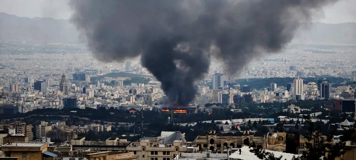 Humo tras un presunto ataque israelí contra un edificio utilizado por la Red de Noticias de la República Islámica de Irán, parte de la cadena de televisión estatal iraní en Teherán, Irán, el 16 de junio de 2025. (Stringer/Getty Images)