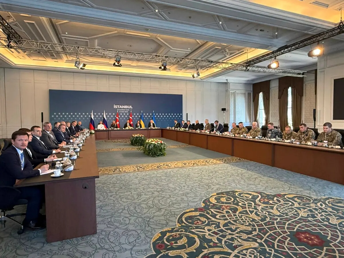 Las delegaciones de Rusia y Ucrania asisten a las conversaciones de paz en Estambul, Turquía, el 2 de junio de 2025. (Ministerio de Defensa de Ucrania a través de AP)