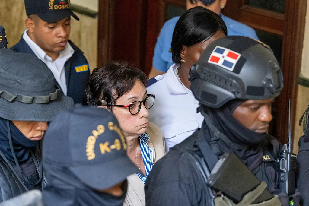 Miembros de las fuerzas especiales de la policía detienen a Maribel Espaillat, hermana del empresario Antonio Espaillat, en Santo Domingo, el 15 de junio de 2025. (STR/AFP a través de Getty Images)