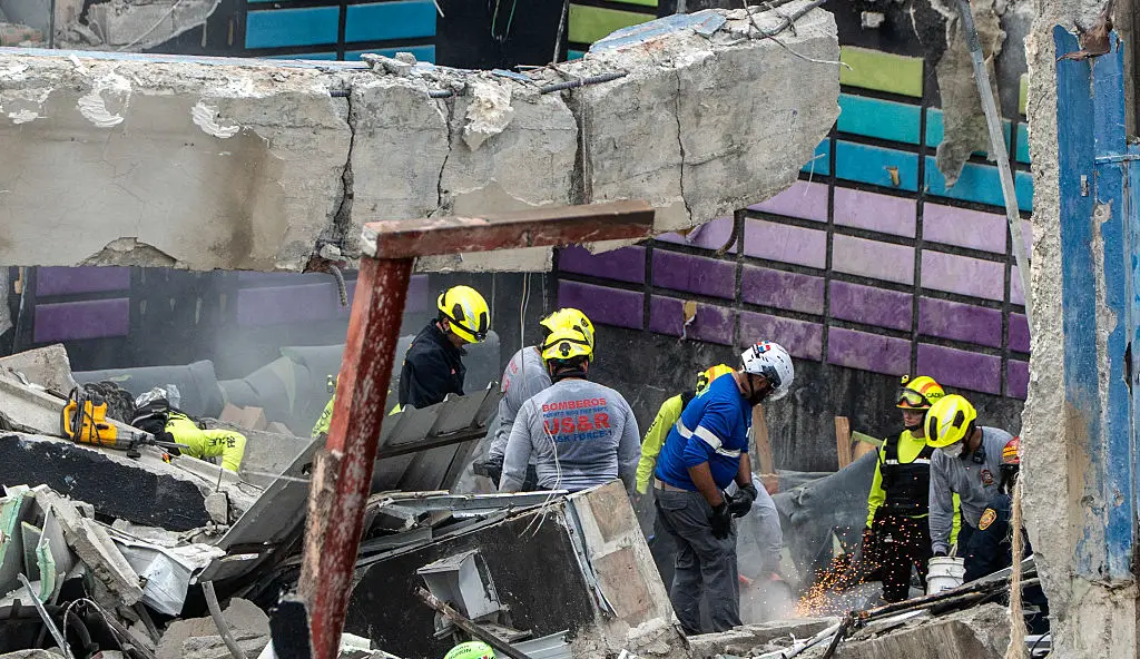 Equipos de rescate trabajan en la discoteca Jet Set un día después del derrumbe de su techo en Santo Domingo, el 9 de abril de 2025. (FRANCESCO SPOTORNO/AFP a través de Getty Images)