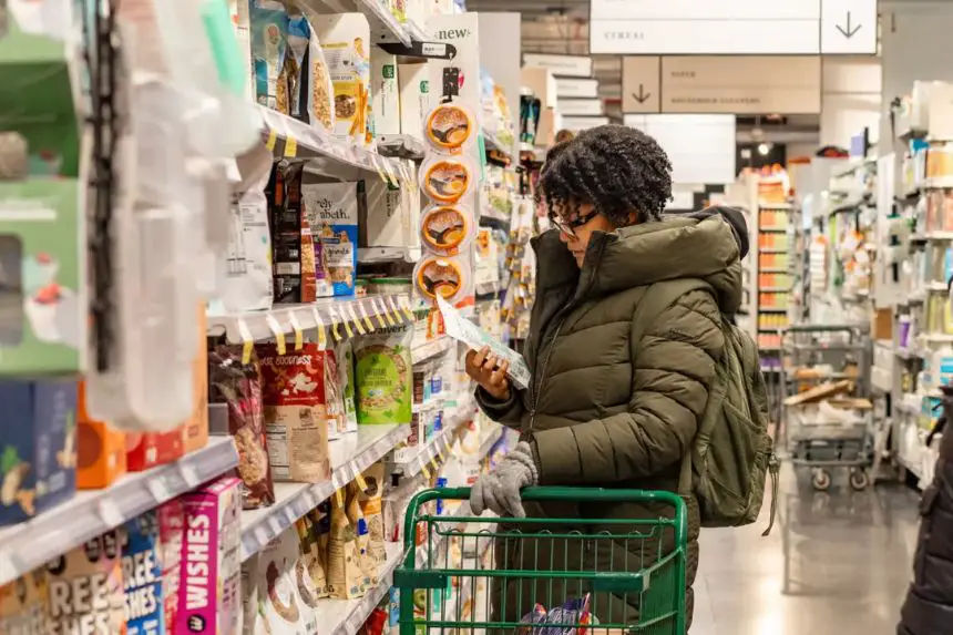 Gente comprando en un supermercado de Nueva York el 12 de marzo de 2025. (Samira Bouaou/The Epoch Times)
