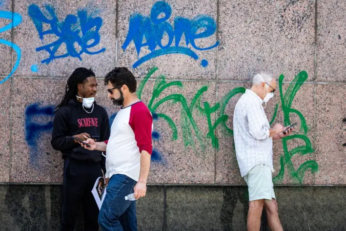 Grafiti contra el ICE en las paredes de un edificio federal en Los Ángeles, el 8 de junio de 2025. (John Fredricks/The Epoch Times)
