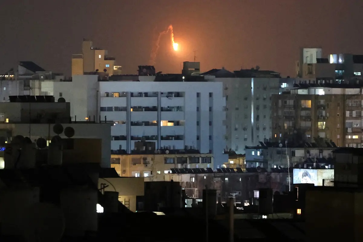 Se ven estelas de cohetes en el cielo sobre la ciudad costera israelí de Netanya en medio de una nueva oleada de ataques con misiles iraníes el 17 de junio de 2025. (Jack Guez/AFP a través de Getty Images)