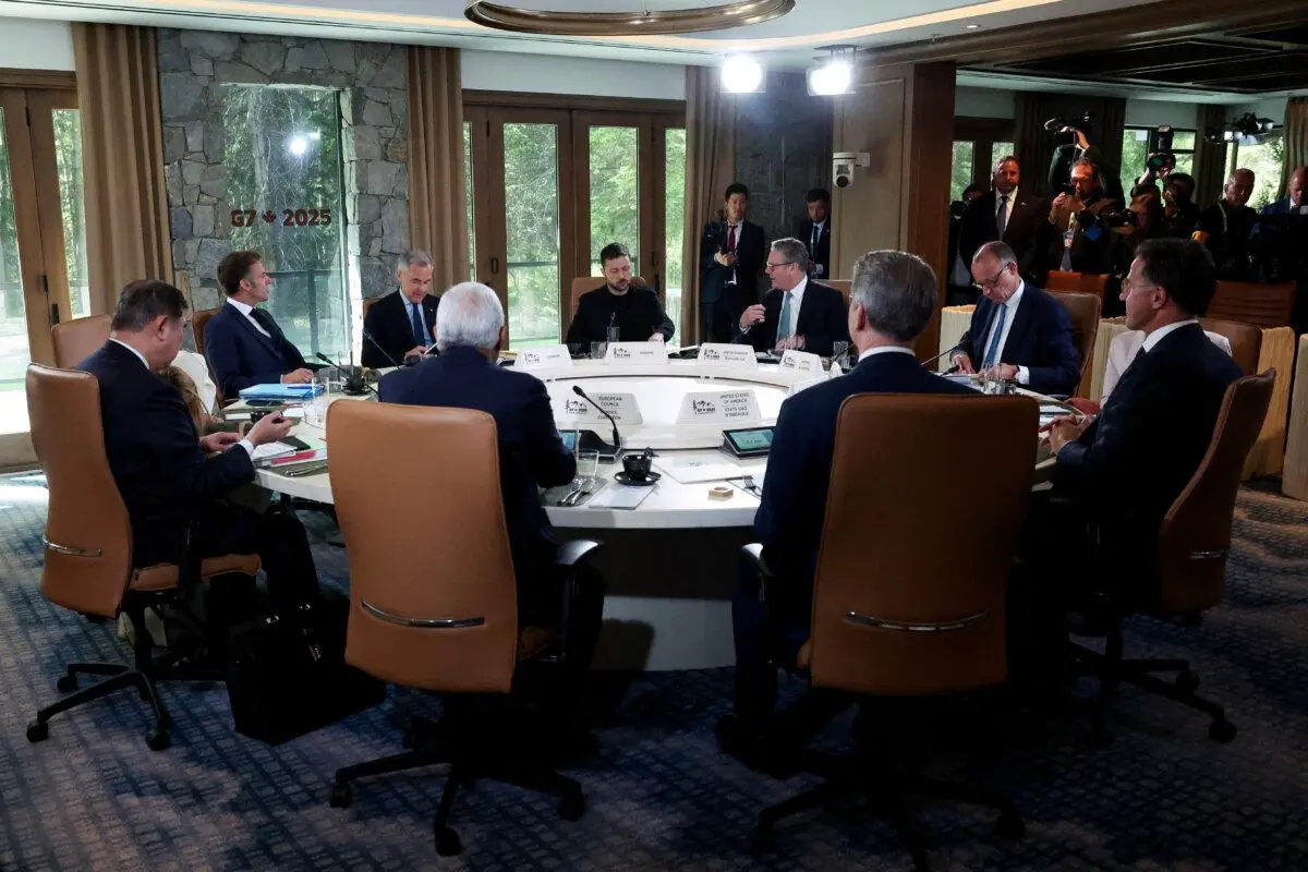 El presidente ucraniano, Volodímir Zelenski; el primer ministro británico, Keir Starmer; el primer ministro canadiense, Mark Carney; el presidente francés, Emmanuel Macron; el canciller alemán, Friedrich Merz, y el secretario general de la OTAN, Mark Rutte, asisten a la V sesión de trabajo del G7, Ucrania y la OTAN, durante la Cumbre de Líderes del G7 en Kananaskis, Alberta (Canadá), el 17 de junio de 2025. (Suzanne Plunkett/Pool/Reuters)