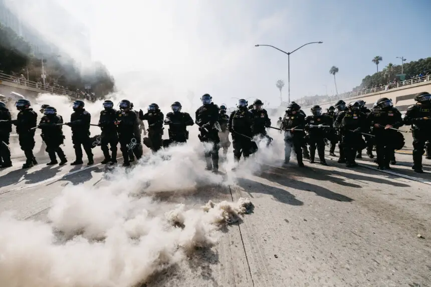 Oficiales antidisturbios avanzan durante las protestas en Los Ángeles el 8 de junio de 2025. (David Pashaee/Middle East Images/AFP vía Getty Images).