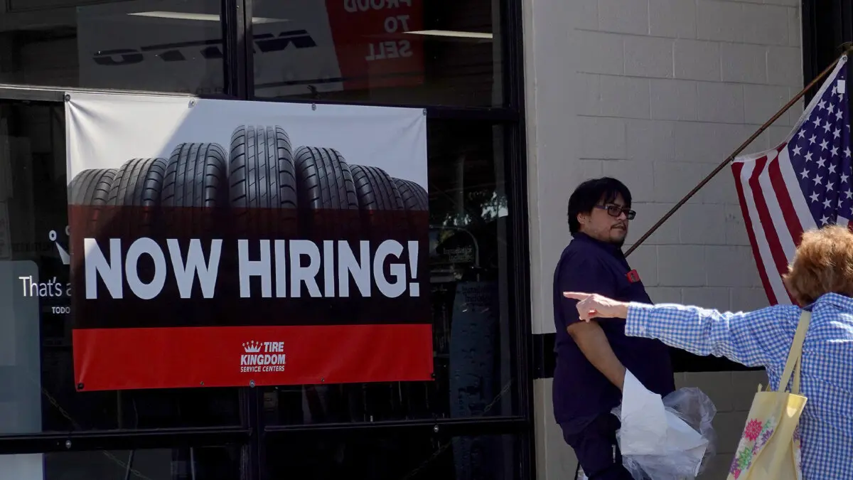Un cartel de "Se contrata»¿" cuelga en una tienda Tire Kingdom en Miami el 3 de diciembre de 2021. (Joe Raedle/Getty Images)