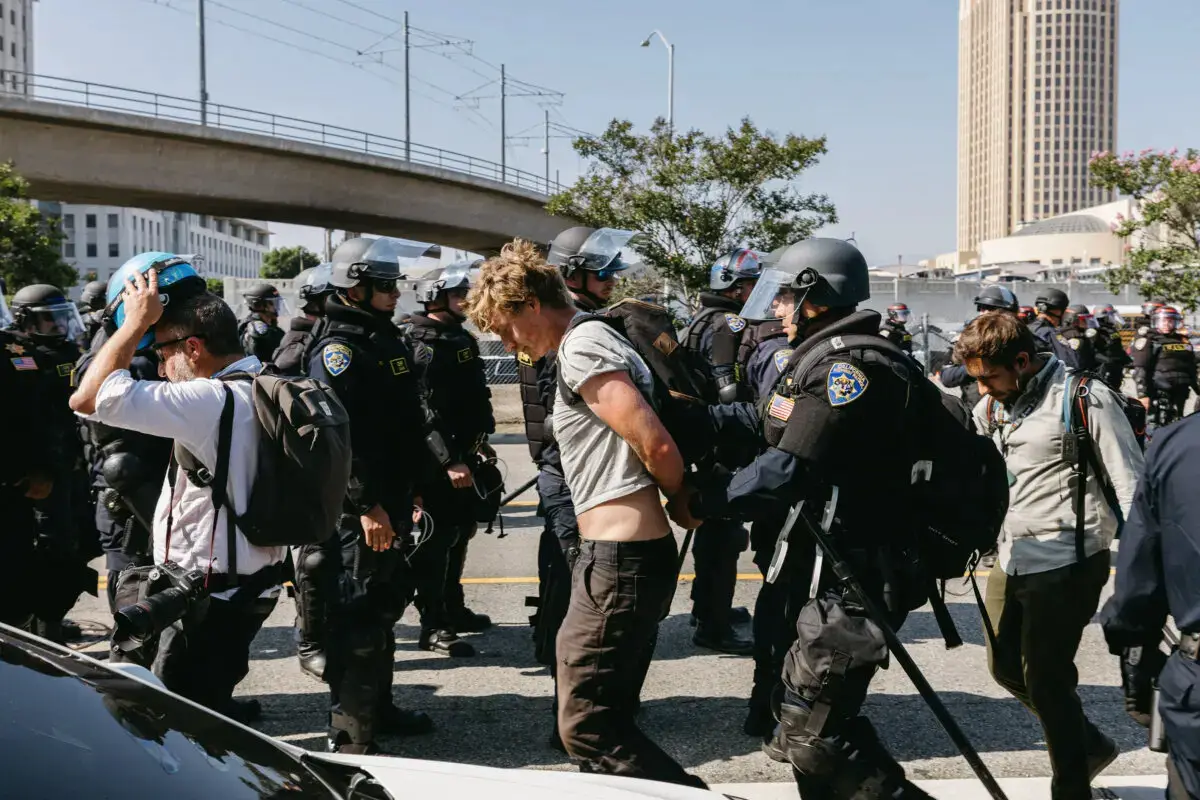 Agentes de la Patrulla de Carreteras de California detienen a un manifestante no identificado durante las protestas en Los Ángeles el 10 de junio de 2025. (David Pashaee/Middle East Images/AFP a través de Getty Images)