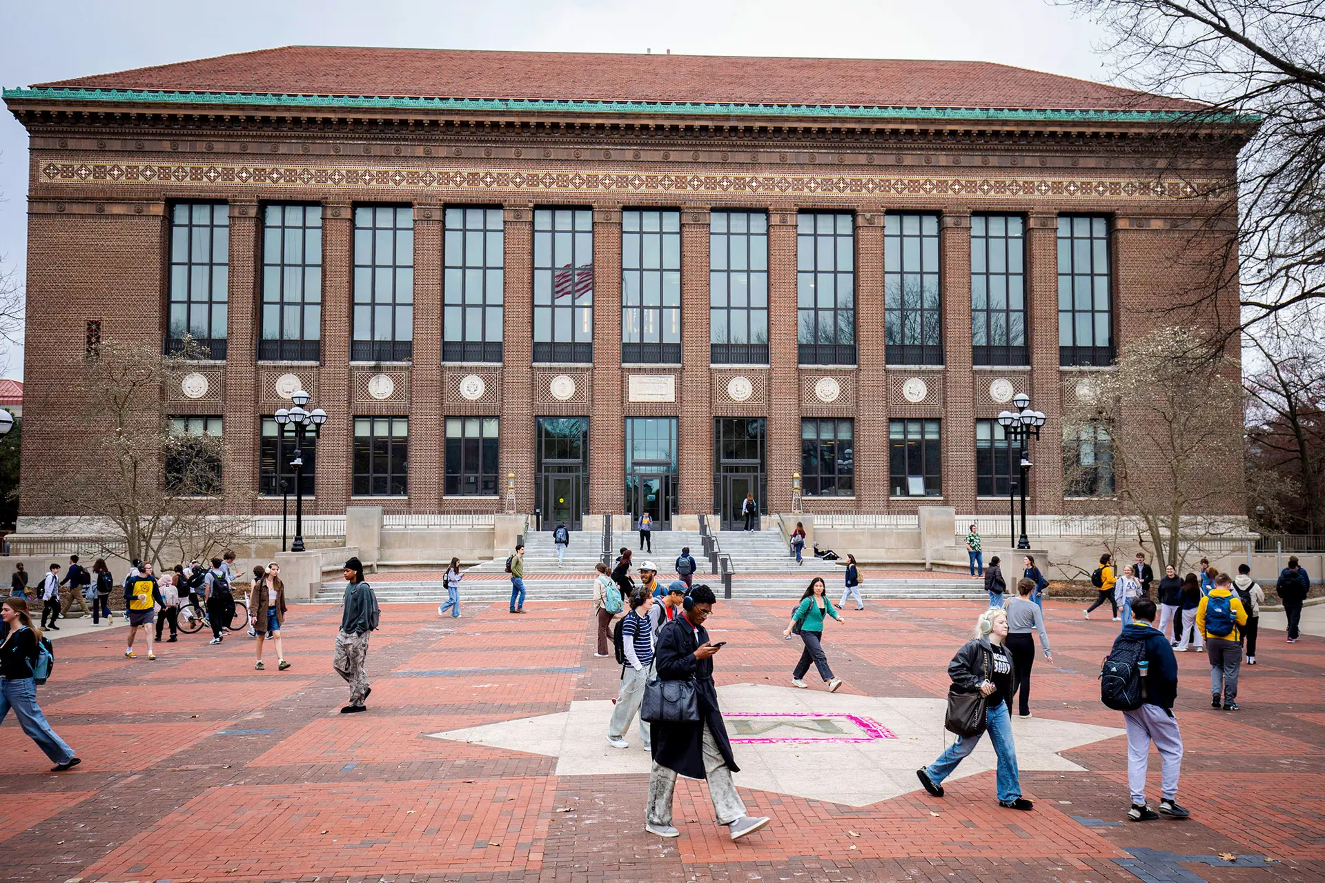 Estudiantes de la Universidad de Michigan caminan por el campus en Ann Arbor, Michigan, el 3 de abril de 2025. (Bill Pugliano/Getty Images).