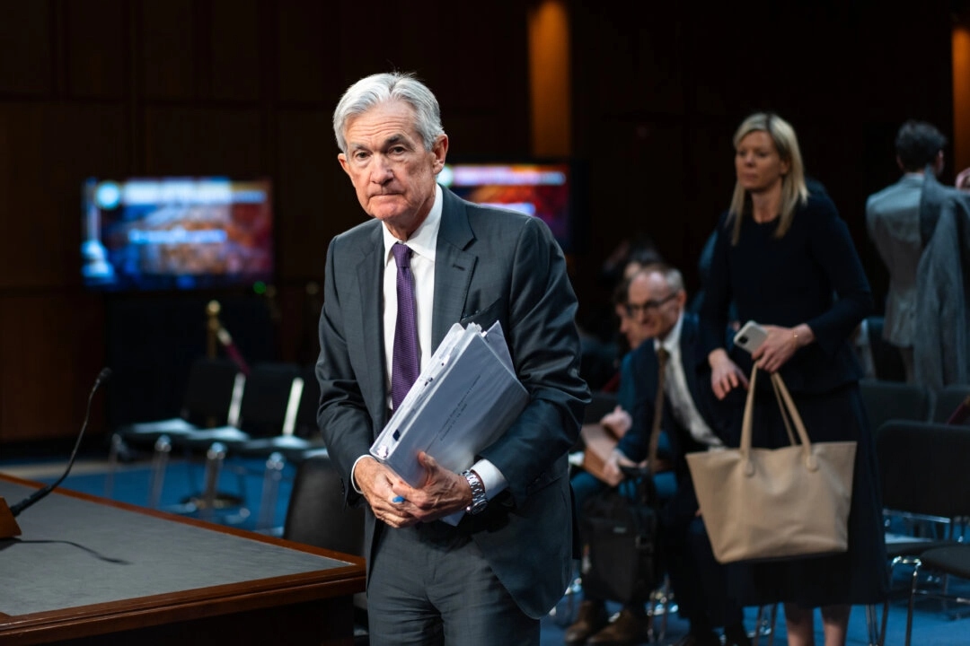El presidente de la Reserva Federal, Jerome Powell, tras testificar ante el Comité Senatorial de Banca, Vivienda y Asuntos Urbanos en el Capitolio, en Washington, el 11 de febrero de 2025. (Madalina Vasiliu/The Epoch Times)