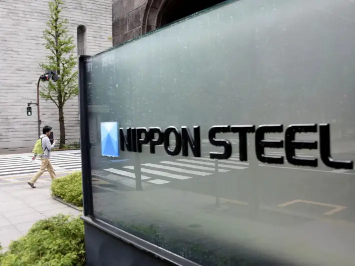 El logotipo de Nippon Steel Corporation en la sede de la empresa, en Tokio, el 1 de mayo de 2019. (Kyodo/vía Reuters)