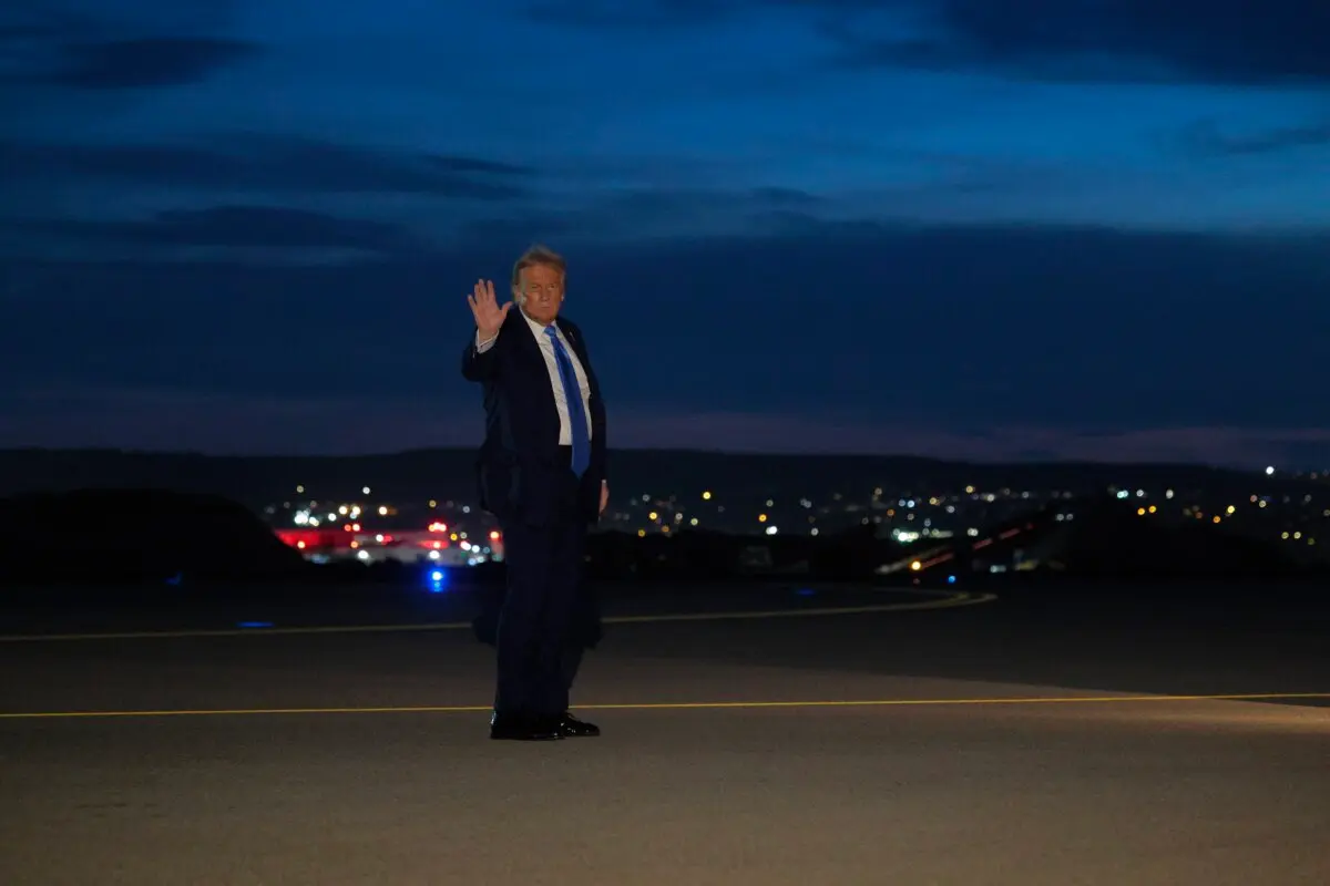 El presidente de los Estados Unidos, Donald Trump, saluda a los periodistas tras abandonar la cumbre del G7 en Canadá el 16 de junio de 2025. (Chip Somodevilla/Getty Images).