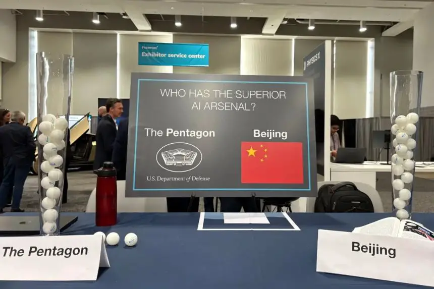 Un vendedor organiza una encuesta ad hoc sobre «quién tiene el arsenal de IA superior» y pide a los visitantes que elijan «el Pentágono» o «Beijing» en la AI+ Expo organizada por Special Competitive Studies Project en Washington el 3 de junio de 2025. (Terri Wu/The Epoch Times)