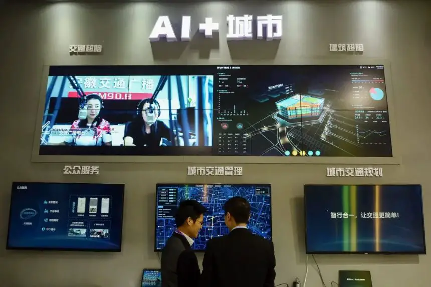Visitantes observan un sistema de ciudad inteligente con IA de iFLY en la Exposición Internacional de la Industria del Transporte Inteligente de 2018, celebrada en Hangzhou, en la provincia oriental de Zhejiang, China, en diciembre de 2018. (STR/AFP/Getty Images)