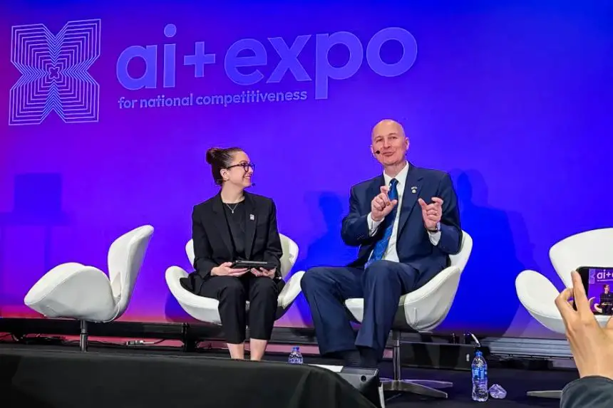 El senador Pete Ricketts (R.Neb.) habla durante la AI+ Expo organizada por el Special Competitive Studies Project en Washington el 3 de junio de 2025. (Terri Wu/The Epoch Times)