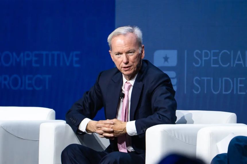 Eric Schmidt, presidente del Proyecto de Estudios Competitivos Especiales, en la AI+Expo celebrada en Washington el 3 de junio de 2025. (Madalina Vasiliu/The Epoch Times)
