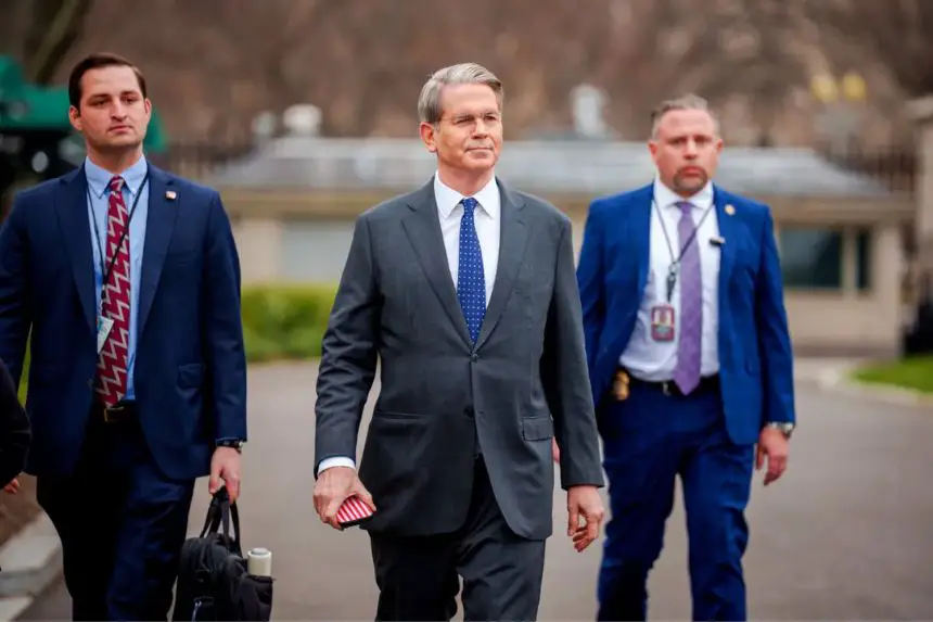 El Secretario del Tesoro Scott Bessent sale del Ala Oeste de la Casa Blanca el 14 de marzo de 2025. (Andrew Harnik/Getty Images)