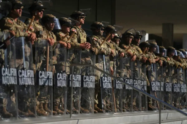 Miembros de la Guardia Nacional de California custodian el edificio federal en el centro de Los Ángeles el 10 de junio de 2025. (Foto AP/Eric Thayer)