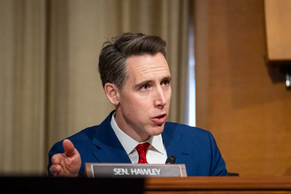 El senador Josh Hawley (R-Mo.) habla durante una audiencia de confirmación con la candidata a secretaria de Educación, Linda McMahon, en el Capitolio el 13 de febrero de 2025. (Madalina Vasiliu/The Epoch Times).