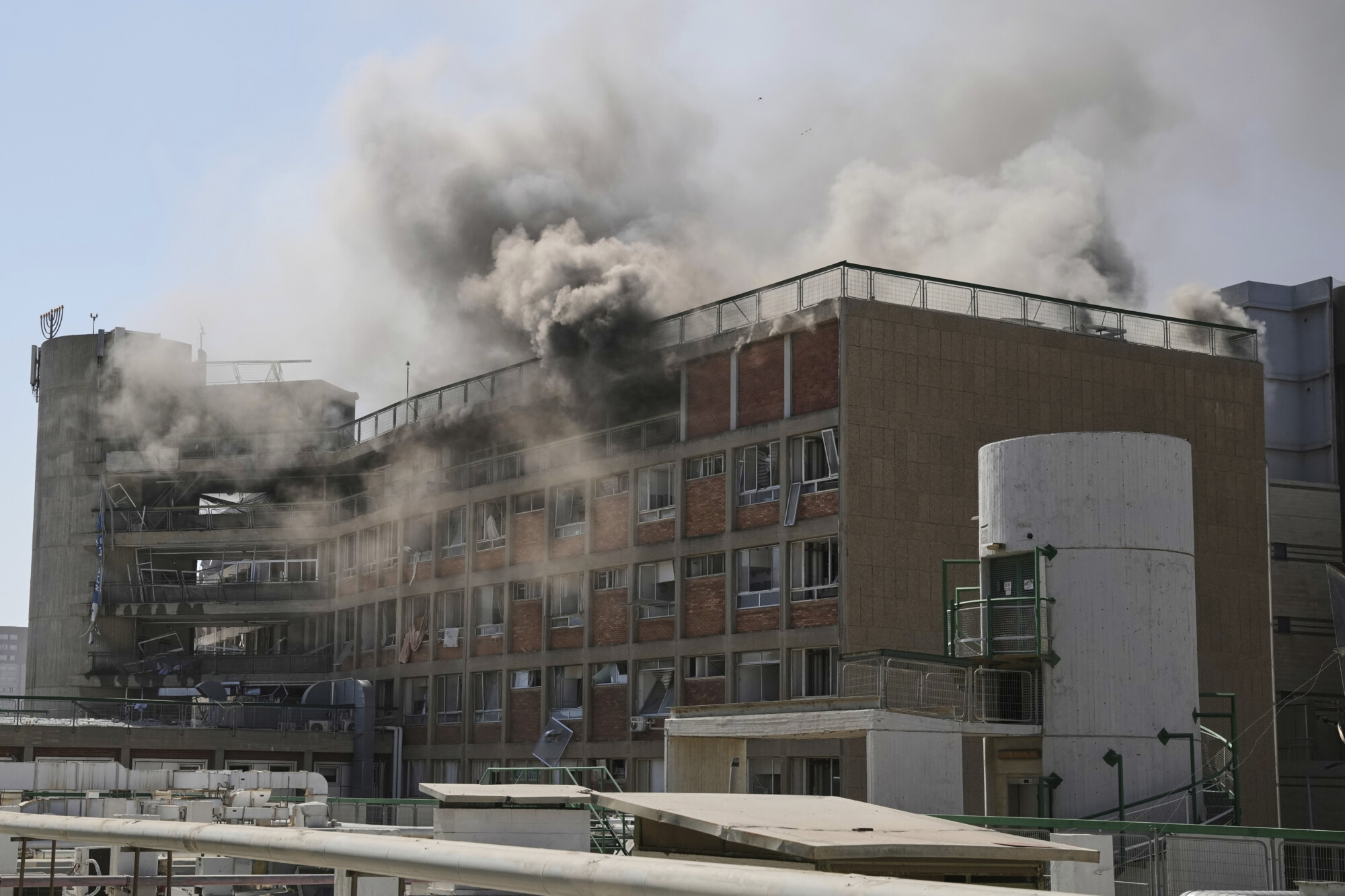 El humo se eleva desde un edificio del complejo hospitalario Soroka en Beersheba, Israel, el 19 de junio de 2025. (Leo Correa/AP)
