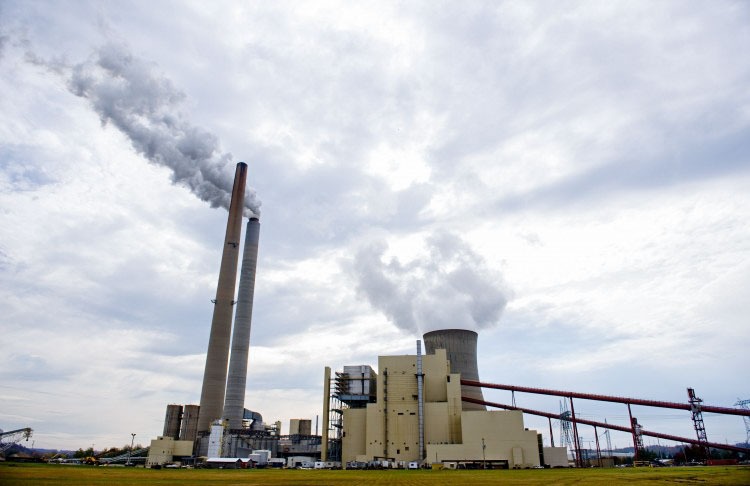 La planta Mountaineer de American Electric Power en New Haven, Virginia Occidental, se convirtió en 2009 en la primera del mundo en equiparse con tecnología de captura y secuestro de carbono. (Saul Loeb/AFP/Getty Images).