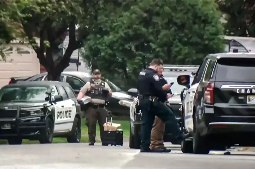 La policía se reúne en la escena del crimen mientras busca a un sospechoso que se hizo pasar por un agente de policía y disparó a dos legisladores del estado de Minnesota y a sus esposas en sus casas, en Champlin, Minnesota, el 14 de junio de 2025, en una imagen fija de un vídeo. (KTSP, afiliada de ABC, a través de Reuters)