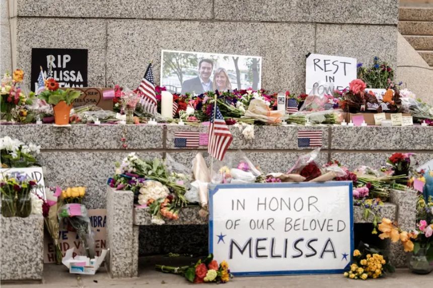 Flores y mensajes escritos a mano en un memorial frente al Capitolio del estado de Minnesota en honor a la asambleísta demócrata Melissa Hortman y su esposo, Mark, después de que fueran asesinados a tiros en St. Paul, Minnesota, el 15 de junio de 2025. (Tim Evans/Reuters)