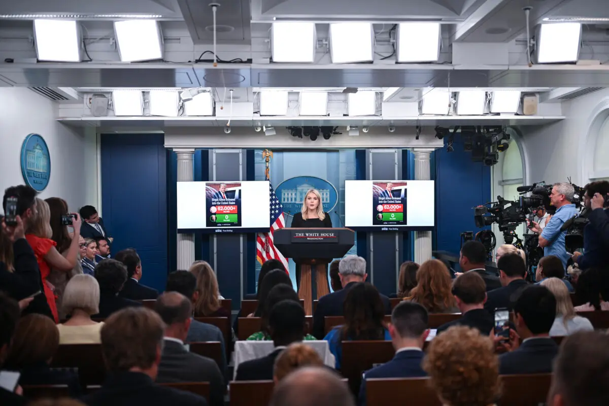 La secretaria de prensa de la Casa Blanca, Karoline Leavitt, habla durante la rueda de prensa diaria en la sala Brady de la Casa Blanca en Washington el 19 de junio de 2025. (Alex Wroblewski /AFP a través de Getty Images)