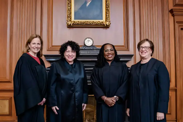(De izquierda a derecha) Las juezas asociadas Amy Coney Barrett, Sonia Sotomayor, Ketanji Brown Jackson y Elena Kagan posan en una visita de cortesía en la Sala de Conferencias de los Jueces antes de la ceremonia de investidura de la jueza asociada Ketanji Brown Jackson, en Washington, el 30 de septiembre de 2022. (Colección de la Corte Suprema de Estados Unidos a través de Getty Images)