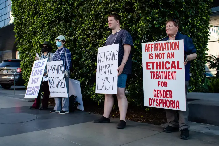 Manifestantes se manifiestan sobre las complicaciones asociadas con las cirugías de género, en el centro de Los Ángeles, el 12 de marzo de 2022. (John Fredricks/The Epoch Times)