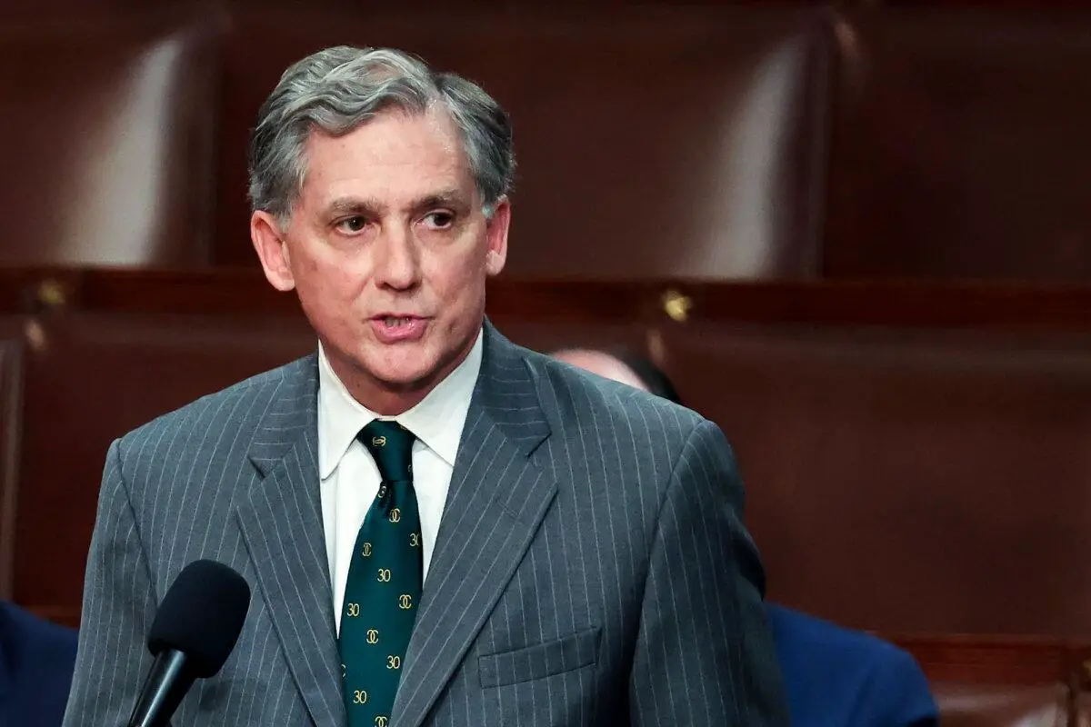 El representante electo French Hill (R-Ark.) pronuncia unas palabras en la Cámara de Representantes durante la tercera jornada de elecciones para presidente de la Cámara en el Capitolio de Estados Unidos, en Washington, el 5 de enero de 2023. (Win McNamee/Getty Images)