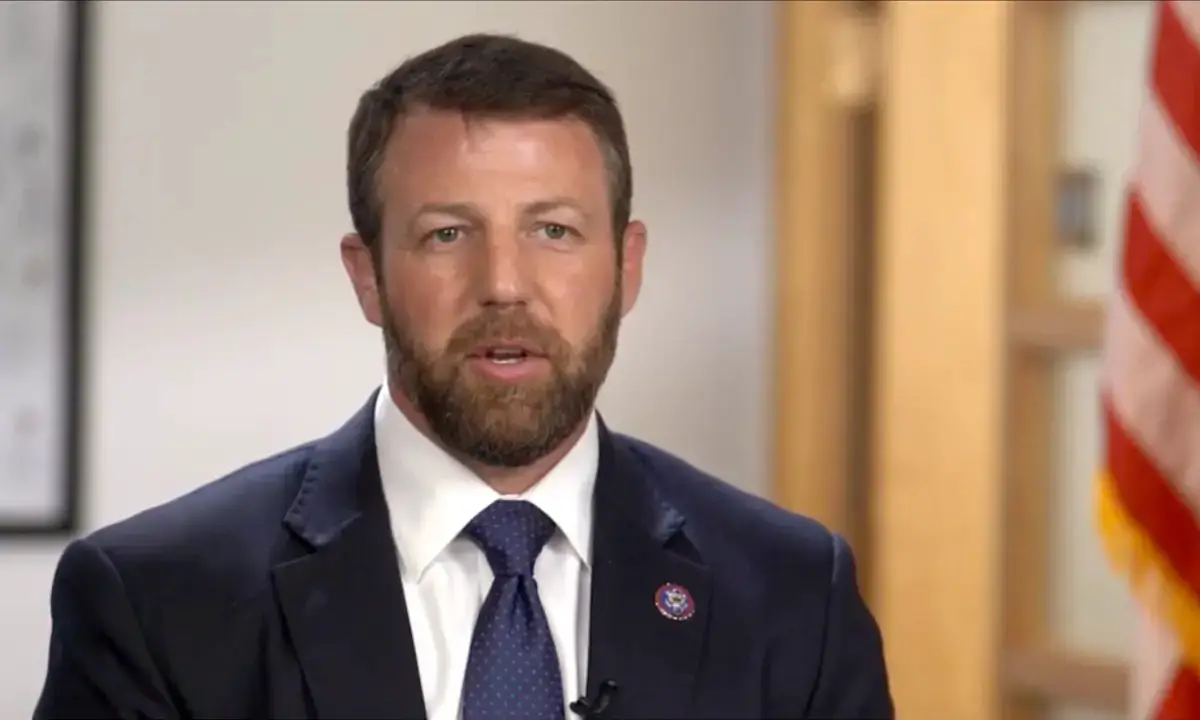 El representante Markwayne Mullin (R-Okla.) en una entrevista con "Capitol Report" de NTD el 1 de abril de 2022. (Captura de pantalla vía The Epoch Times)