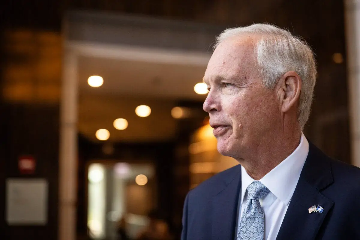 El senador Ron Johnson (R-Wis.) habla con los periodistas en Chicago el 19 de agosto de 2024. (John Fredricks/The Epoch Times)