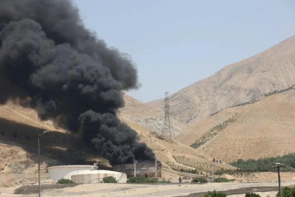 Se eleva el humo tras lo que Irán describió como un ataque israelí contra el depósito de petróleo de Sharan en Teherán, Irán, el 16 de junio de 2025. (Majid Asgaripour/WANA (Agencia de Noticias de Asia Occidental) vía Reuters)