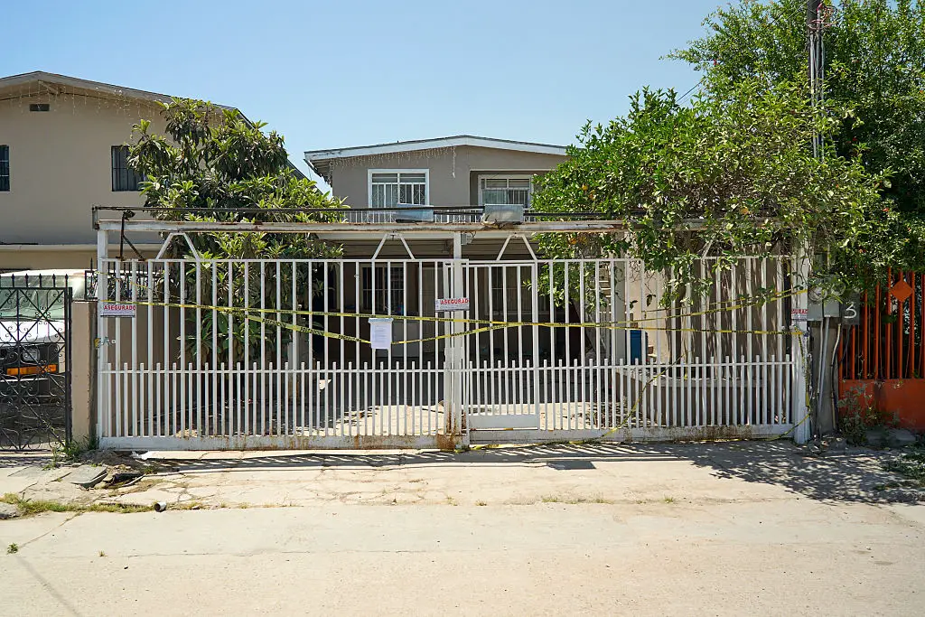 Casa donde las autoridades de México encontraron un túnel clandestino, en el fraccionamiento Nueva Tijuana, en Tijuana, Baja California, México, el 18 de junio de 2025. (ALEX COSSIO/AFP a través de Getty Images)