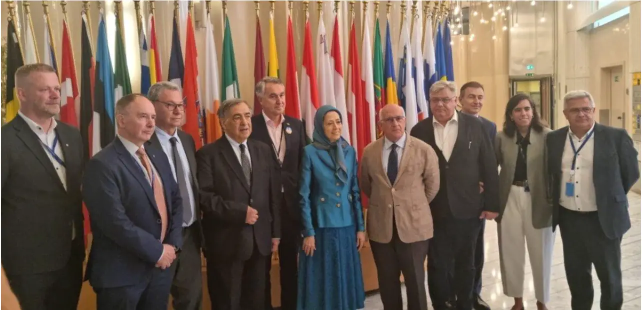 La líder del Consejo Nacional de Resistencia de Irán, Maryam Rajavi (c), junto a miembros del Parlamento Europeo en el Parlamento Europeo en Estrasburgo, Francia, el 18 de junio de 2025. Cortesía de CNRI