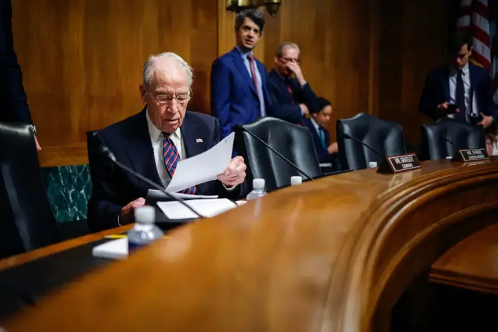 El presidente del Comité Judicial del Senado, Charles Grassley (R-Iowa), llega a una audiencia del comité, en Washington, el 2 de abril de 2025. (Kevin Dietsch/Getty Images)