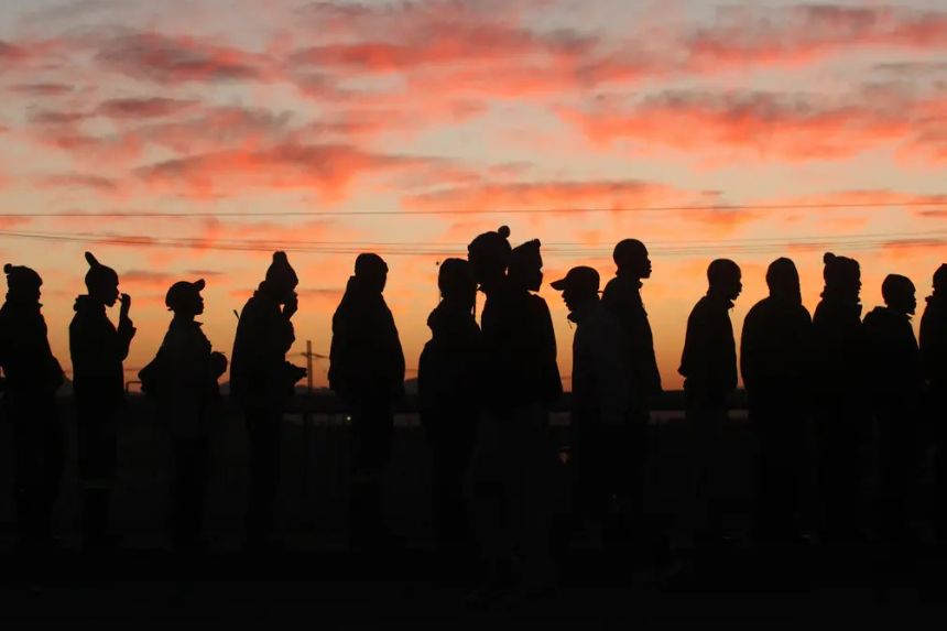 Algunos de los miles de mineros de platino se reincorporan al trabajo en la mina Lonmin, Anglo American Platinum, tras la resolución de una huelga de cinco meses en el sector, en Marikana, Sudáfrica, el 25 de junio de 2014. (Denis Farrell/AP Photo)