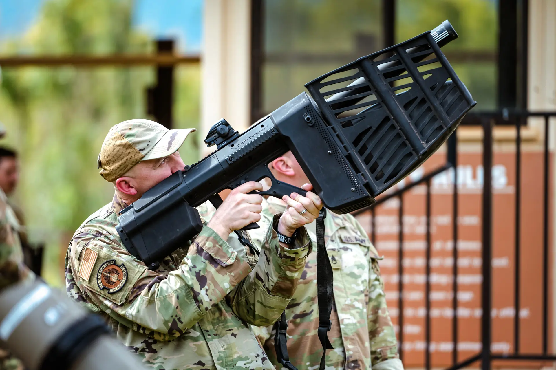El sargento mayor David Rogers, jefe del equipo de fuego del 315.º Escuadrón de Fuerzas de Seguridad, apunta con un arma DroneDefender a una pequeña aeronave no tripulada durante un ejercicio en el cuartel Schofield, Hawái, el 5 de febrero de 2025. El ejército estadounidense está intensificando sus esfuerzos para proteger las bases nacionales de los ataques con drones tras el ataque sorpresa de Ucrania contra Rusia y las sospechas de tácticas similares por parte de Israel contra Irán. (Sargento mayor Jeffrey Grossi/Fuerza Aérea de los Estados Unidos).